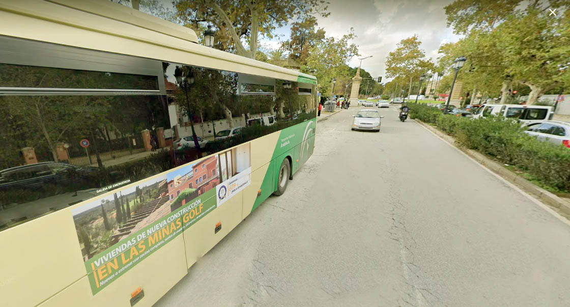 autobús interurbano con publicidad de lado